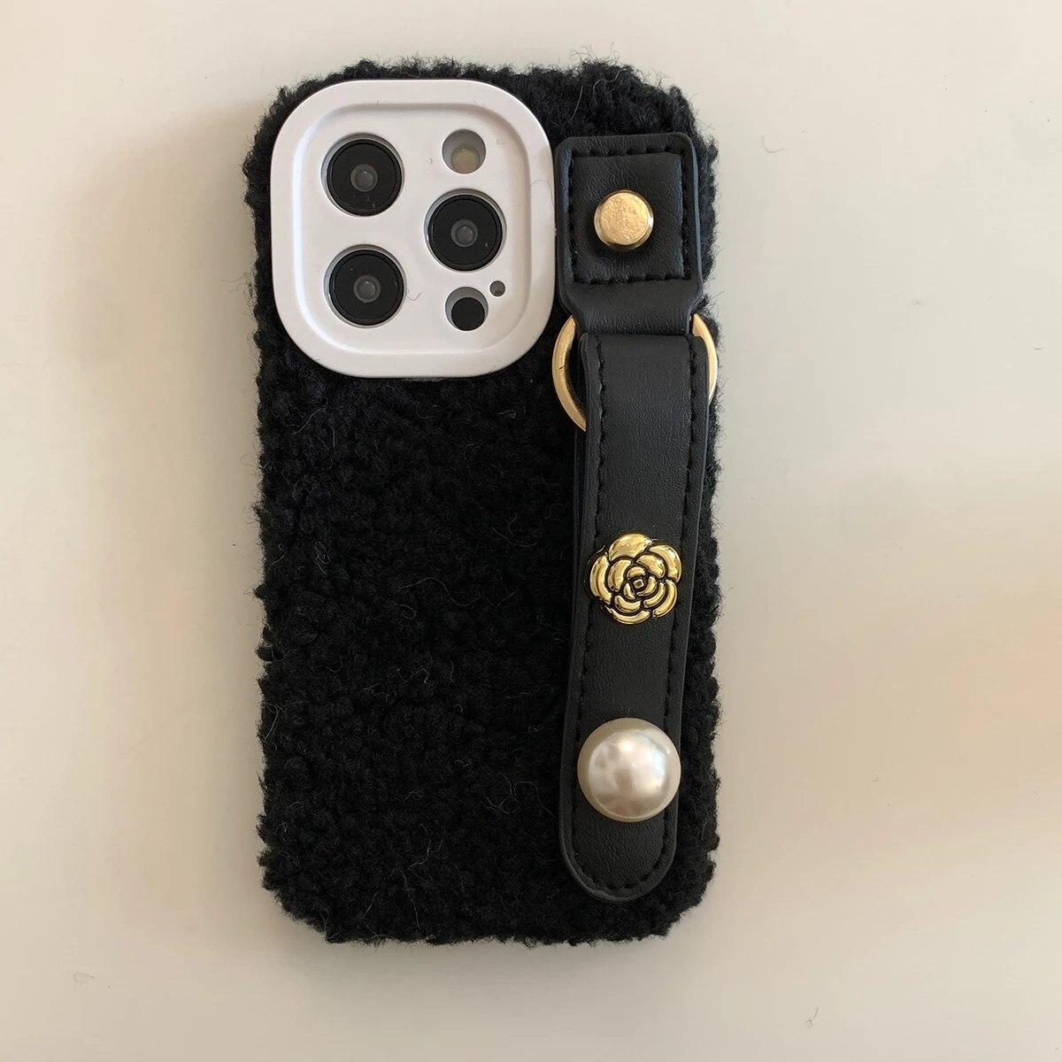 

Ремешок на запястье с цветочным жемчугом, теплая меховая задняя крышка для iPhone 15, 14, 13, 12, 11 Pro Max, защита объектива, одноцветные плюшевые чехлы для телефонов, новинка iPhone x