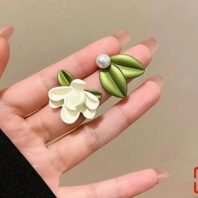 Fashion Asymmetrical Gardenia Pearl Stud Earrings for Women Girls New Design Green Flower Earrings Jewelry Accessories Gift 2023