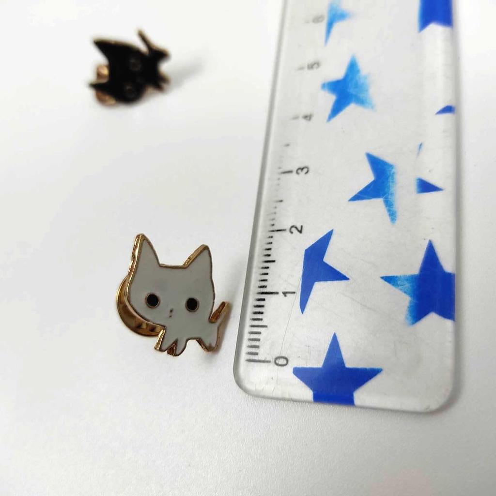 [F NODE] Black Cat and White Cat Pin Badges, Set of 2, Cat Pins, Approx. 2cm x 2.4cm, Cute, Loose-Looking Cats