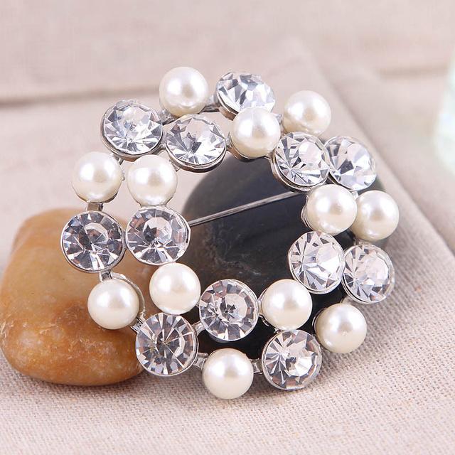 Voguish Fashionable And Fine Pearl Hollow Rhinestone Pin Brooch Trend Corsage Pectoral Accessories Women 'S AccessoriesFashion Jewelry