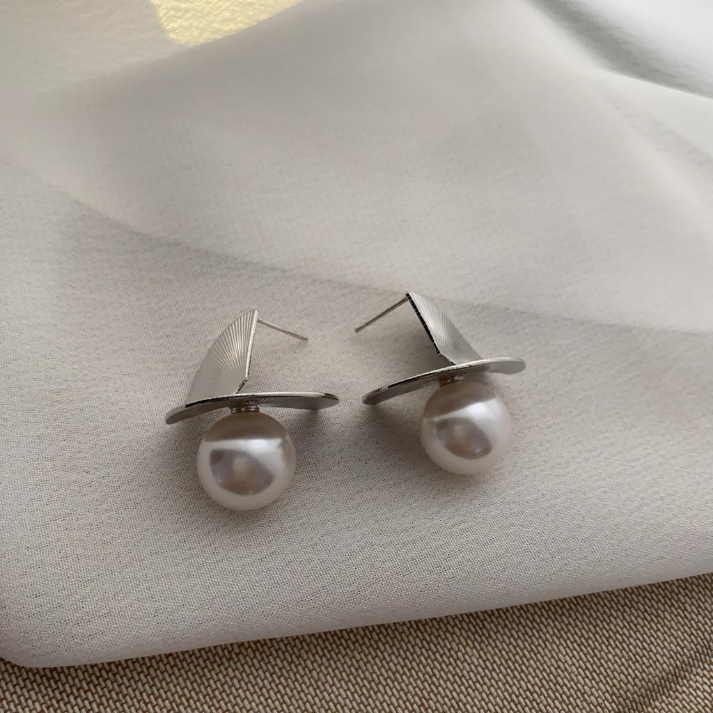 Light Luxury Pearl Irregular Stud Earrings Temperament High Sense Earrings Fashion Versatile Court Style Earrings Women