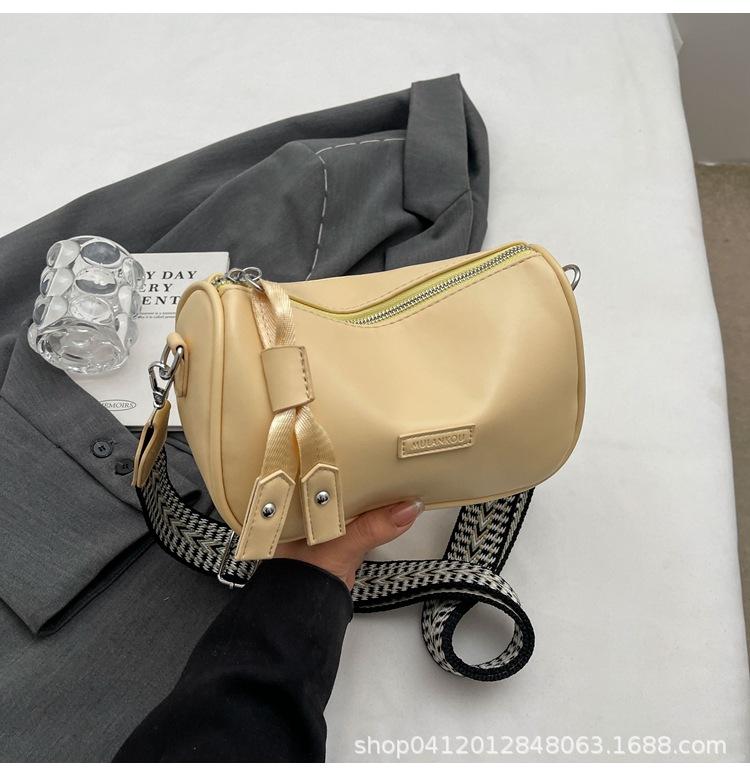 

Спортивный стиль повседневная маленькая сумка женская 2025 новая мода широкий плечевой ремень сумка-мессенджер простая для поездок одноплечевая сумка-тофу бежевый