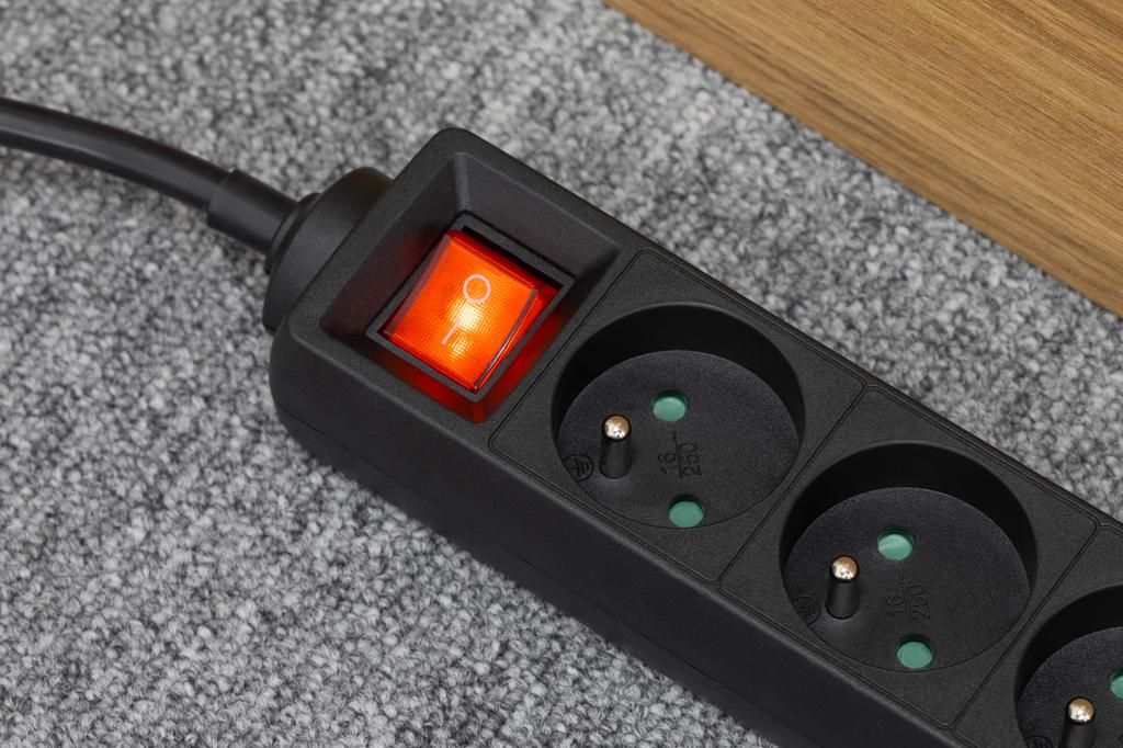 Rebel Extension Cord, Power Strip, 3 Sockets, Switch, 5m