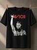 Avicii   DJ-Porträt mit rotem Logo und erhobenem Handzeichen im klassischen Festival-Tribute-Stil Unisex  Unisex Alle T-Shirts