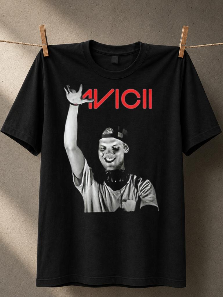 Avicii DJ-Porträt mit rotem Logo und erhobenem Handzeichen im klassischen Festival-Tribute-Stil Unisex Unisex Alle T-Shirts