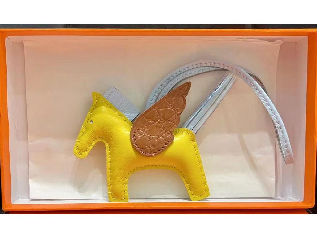 Håndsømmet Ekte Skinn Pony Veskeanheng - Søtt Lammeskinn Flygende Hest Design