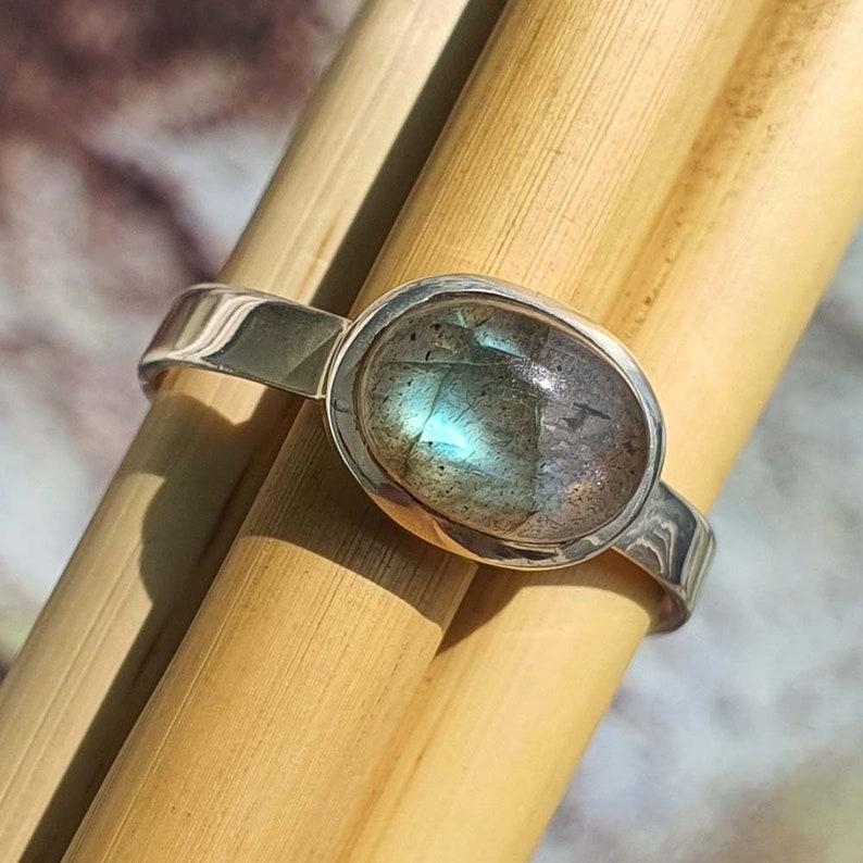 

Каблучка з дорогоцінним камінням із срібного лабрадориту 925 проби, каблучка з овальним кабошоном, синя кричуща каблучка, каблучка ручної роботи, перстень із відомими речами, подарунок на весільні заручини, каблучка унісекс 10