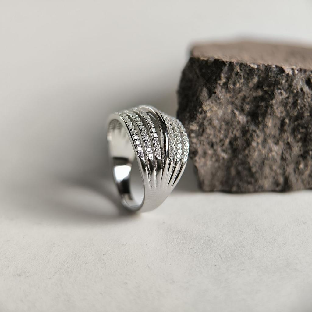 Bague en argent avec des oxydes de zirconium, poids de l'article 4,89 gr (2187165)