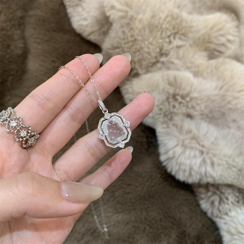 

Квадратная подвеска-тыква из смолы, ожерелье, темперамент, легкая роскошь, высококлассная цепочка для ключицы, нишевый простой дизайн, предмет для украшения