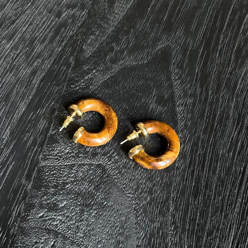 Song Yanfei Style Natural Stone C-Shaped Earrings: Retro Tiger Eye and Red Stone Fashion Accessory