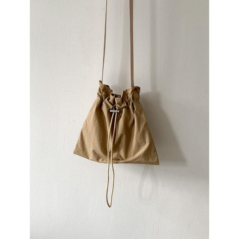 

Новая мини-сумка из нейлоновой ткани, нишевая повседневная наплечная сумка, женская универсальная сумка-мешок со складками на кулиске, студенческая сумка-мессенджер для женщин абрикосовый