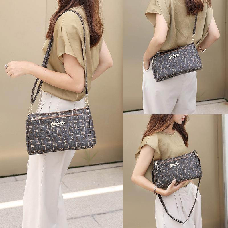 Fashion printed women's bags are hot-selling messenger bags in the season, middle-aged women's shoulder bags, mother's large-capacity commuter bags