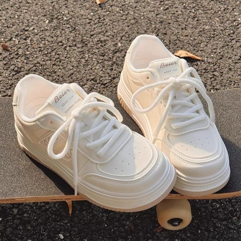 Yueyu vielseitige kleine weiße Schuhe Damen 2025 neuer Frühling nicht müde Füße Mädchen Board Schuhe Nische beliebte Plateau Sportschuhe