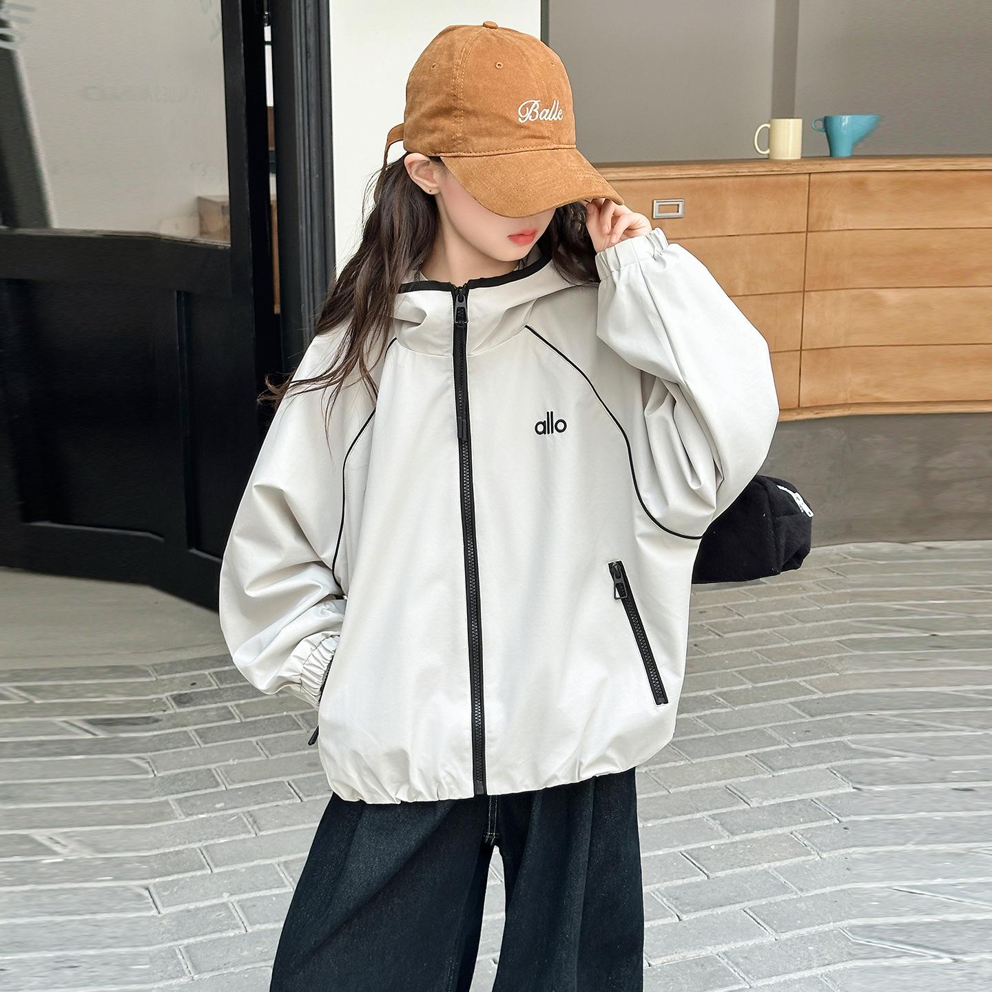 

Девичья куртка-ветровка с капюшоном - Новый осенний стиль 2025 года, Свободный крой для детей среднего и старшего возраста 130 cm бежевый