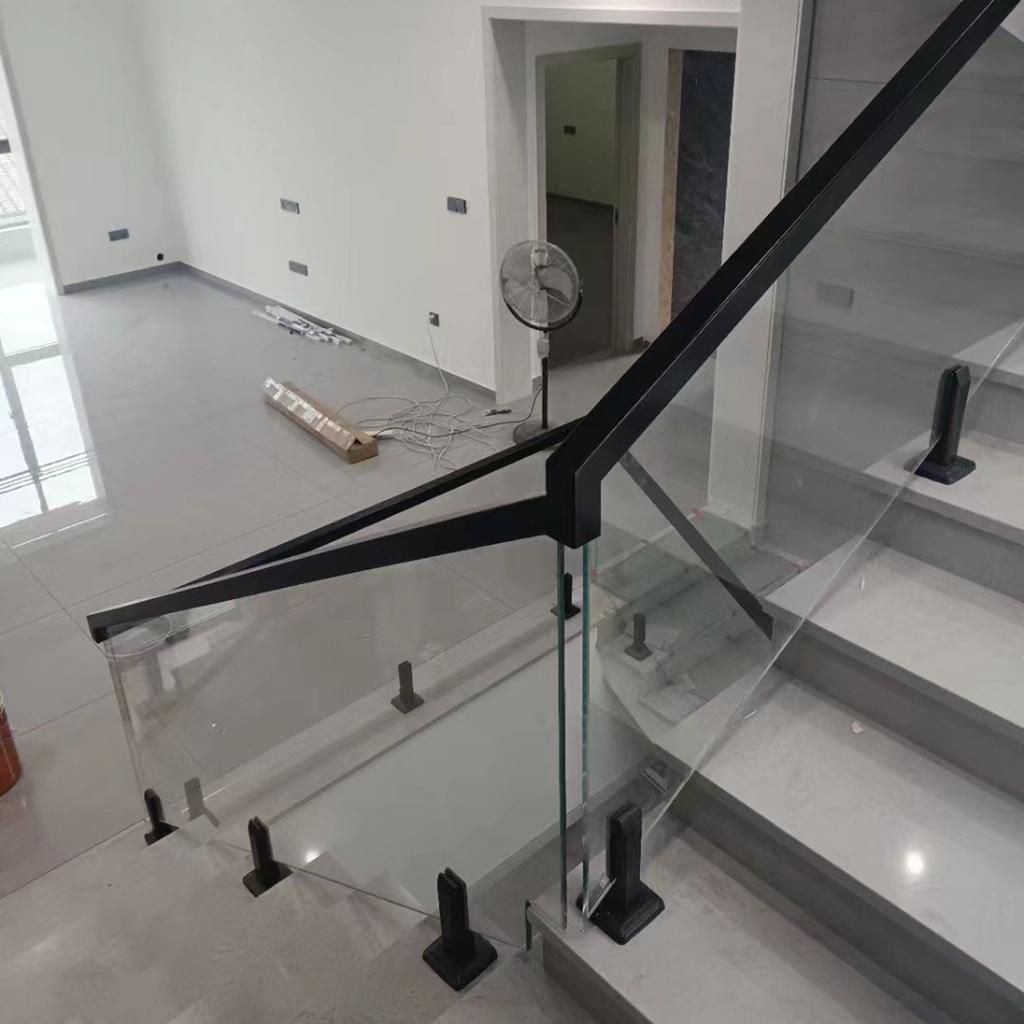 Set von Glasgeländerhaltern Quadratische Designs für Stärke Edelstahlkonstruktion für Balkone und Treppen