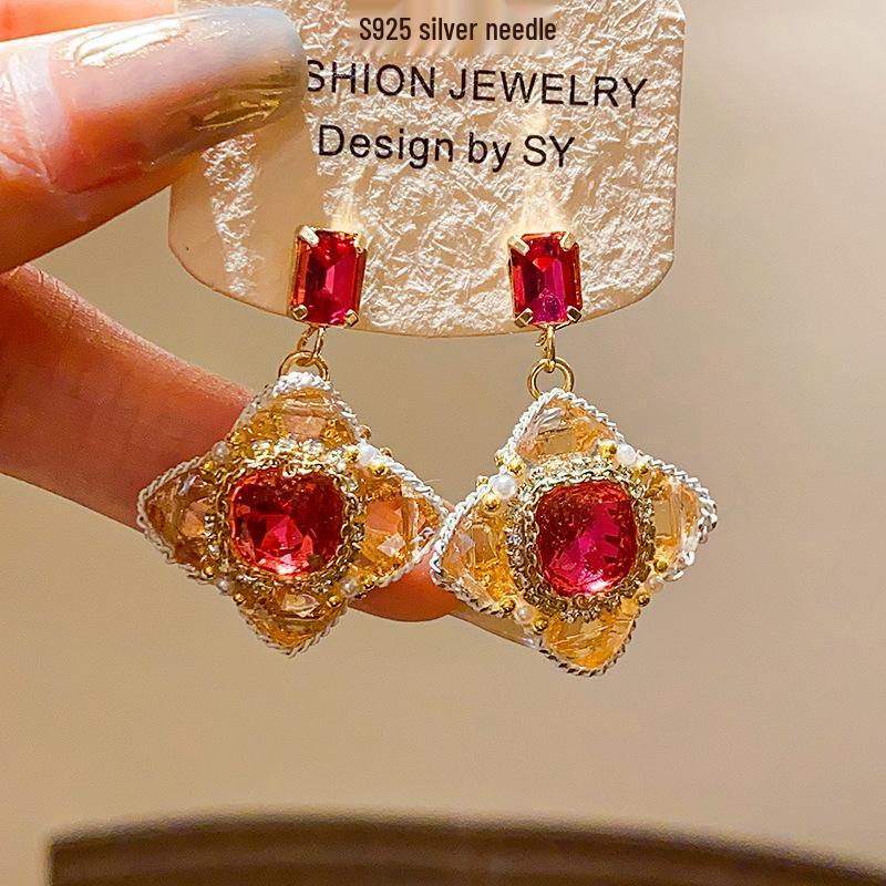 Silver Needle Glass Pearl Flower Pendant Earrings: Retro Style, Fresh & Sweet, Light Luxury Ear Jewelry.