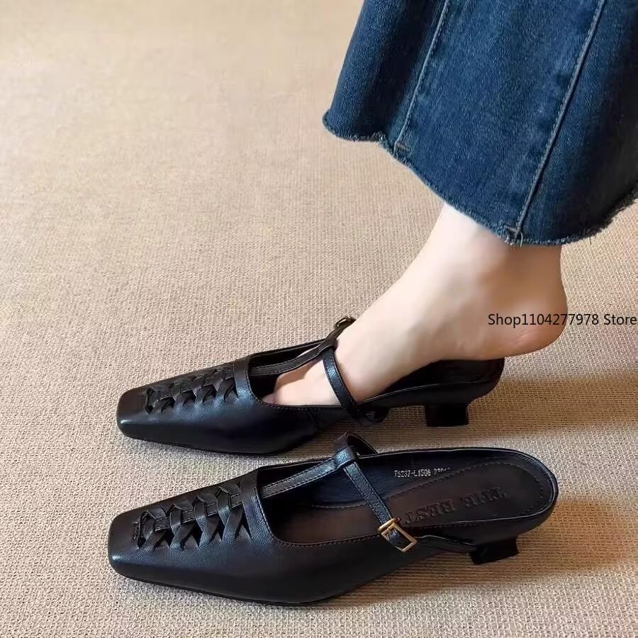 Moda 2025 Novos Sapatos Scarpins Chinelos Vazados Moda Feminina Saltos Baixos Bico Quadrado Saltos Grossos Prateados Sandálias Femininas