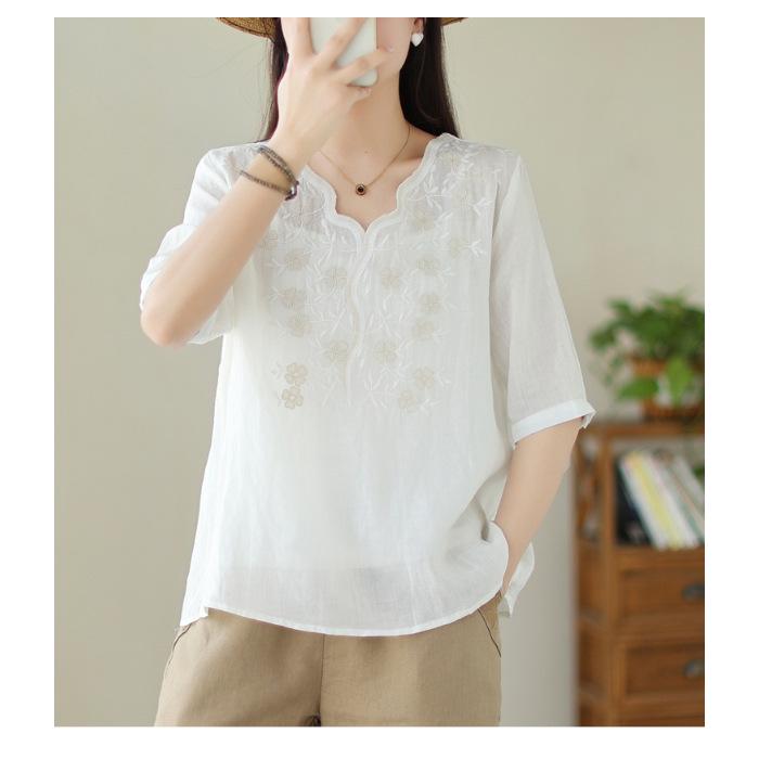 Elegant Pink Embroidered Women's T-Shirt with Irregular Grid Design