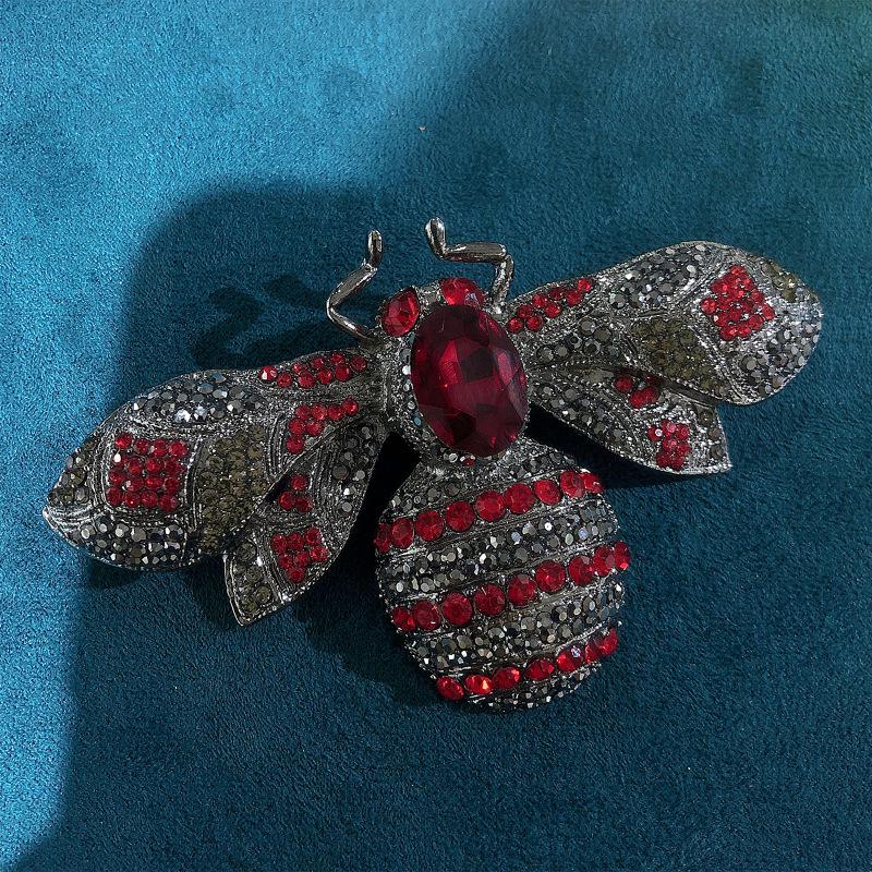Elegant Baroque Crystal Bee Brooch: Retro Insect Pin for Unisex Coat and Suit Accessories
