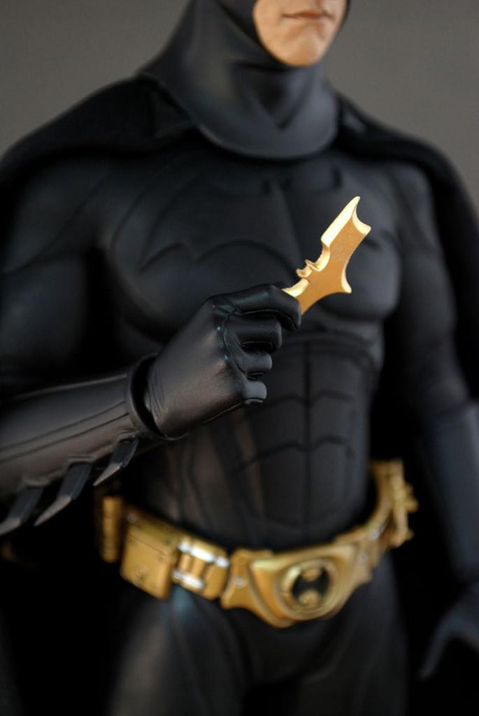 Movie Masterpiece Scale Fully Poseable Figure THE DARK KNIGHT BATMAN - 1/6 - (ORIGINAL COSTUME)