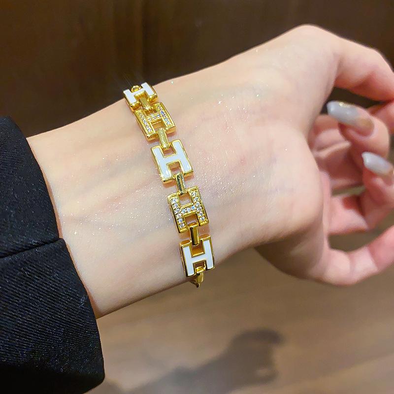 18K Gold-Plated Zircon Letter Pull-Out Bracelet: Elegant High-End Fashion Accessory