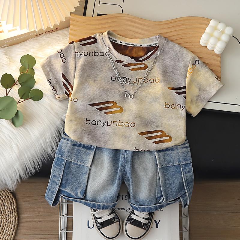 

Комплект для мальчика с коротким рукавом 0-5 лет, летний, с принтом букв, футболка + повседневные джинсовые шорты, комплект из двух предметов S кофейный