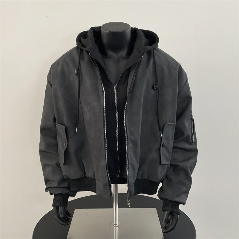 Stilvolle Herren-Kapuzenjacke aus gewaschenem PU-Leder - Robust, Fake-Zweiteiler-Silhouette, Maillard-Farbe.