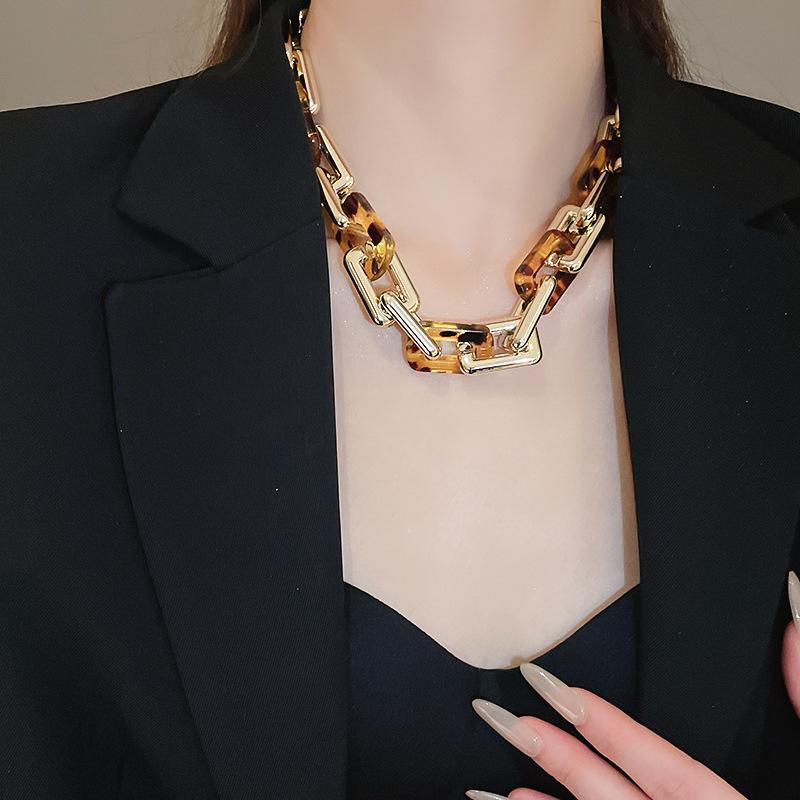 Autumn and winter retro coffee color tiger's eye stone pearl necklace temperament collarbone chain Maillard necklace women