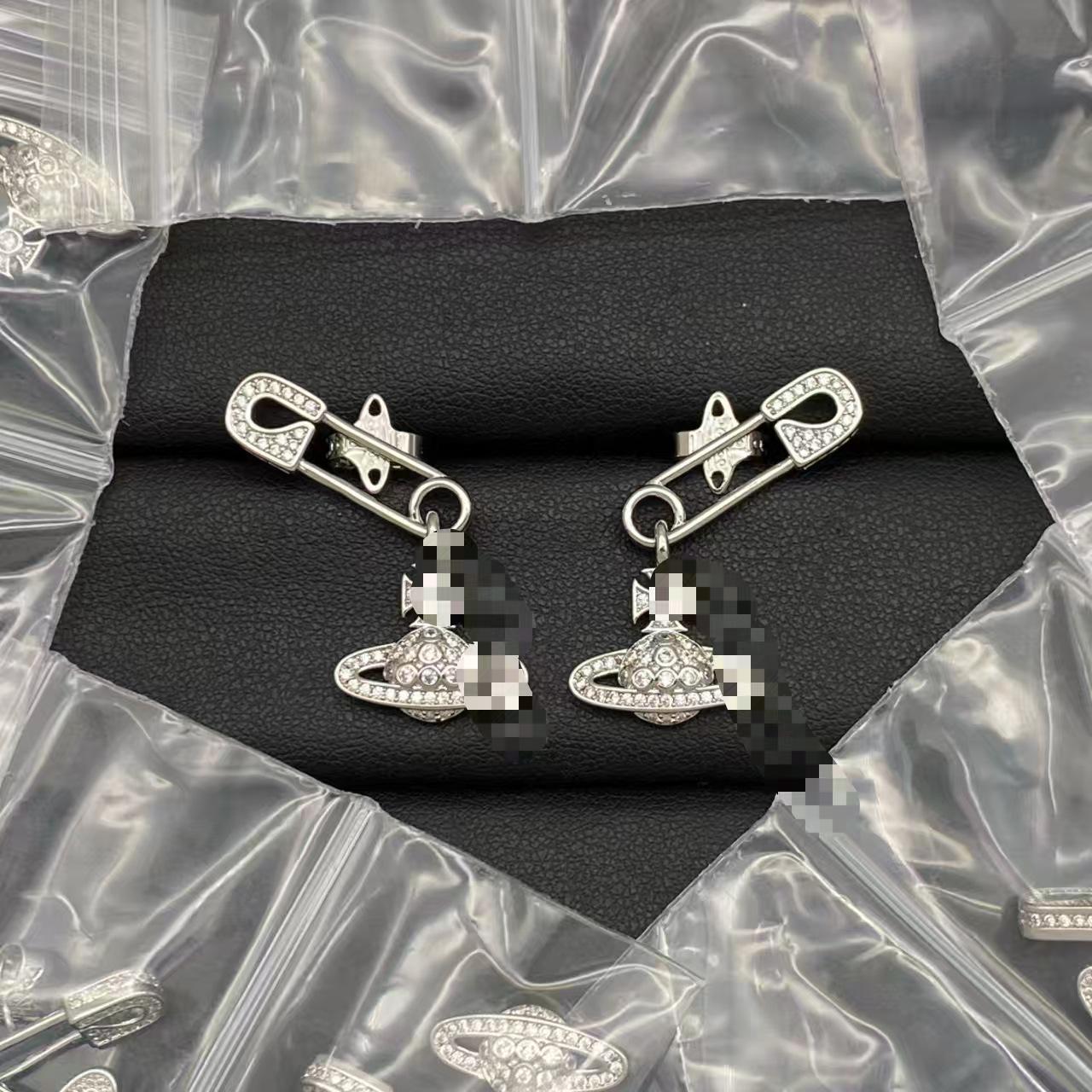 Серебряные серьги-гвоздики Westwood: Модный нишевый дизайн для шикарного образа