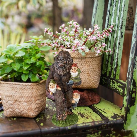 Sasquatch-Gartenstatue, Kunstharz, Sasquatch mit Zwergen, Ornament für draußen und drinnen, Sasquatch-Figur für die Dekoration auf der Terrasse oder im Innenhof