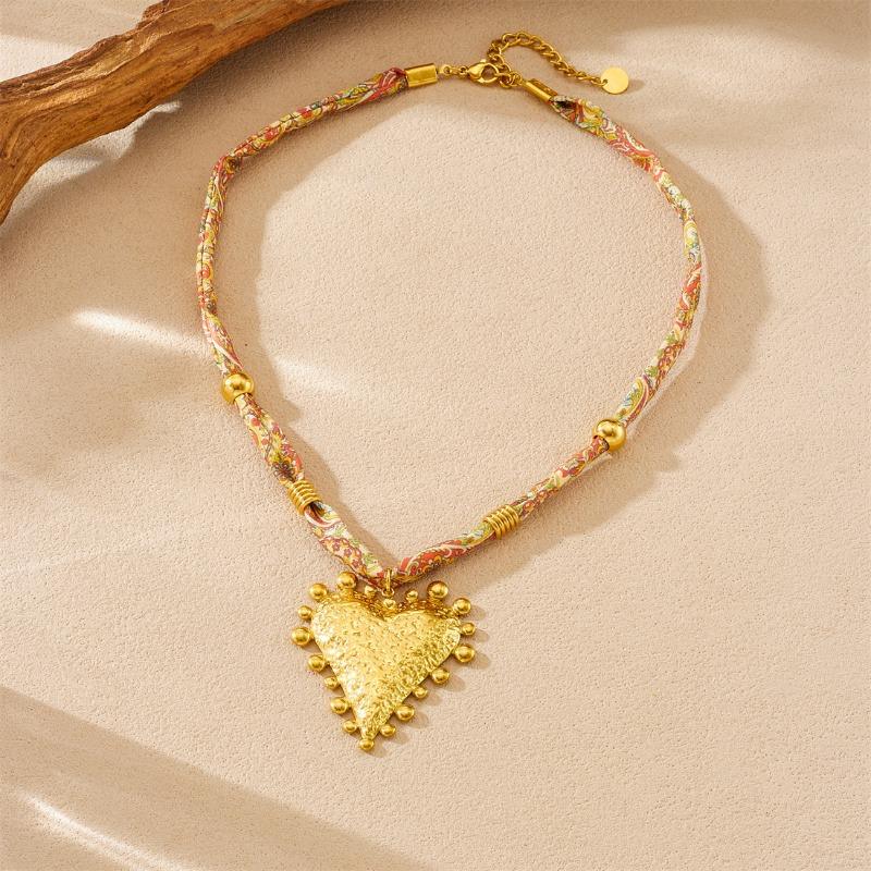Bohemian Fabric Wrapped Gold Hammered Heart Pendant Necklace золотой