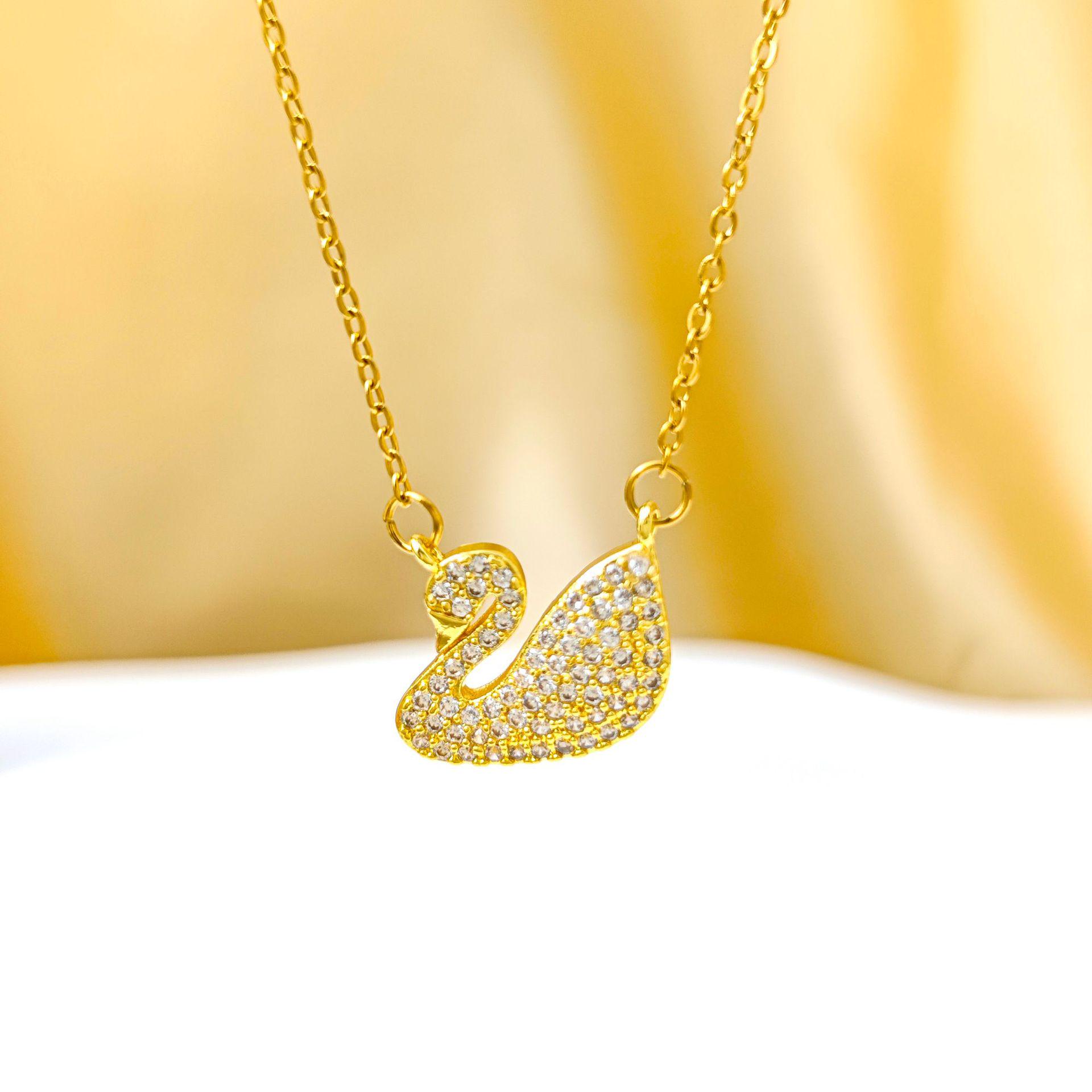Classic Full Diamond Swan Necklace for Women, Elegant Zirconia Choker, Versatile Titanium Steel Clavicle Chain.