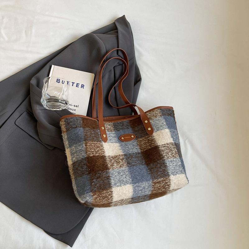 Large-capacity Foreign-style Trend Commuting 2025 Winter New Fashion Niche Design Single Shoulder Portable Tote Bag Women's Middle School