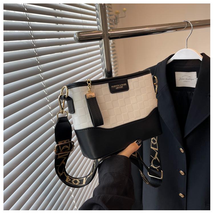 Fashion Temperament Versatile Bag Large Capacity High Texture Wide Shoulder Strap Design Messenger Bag