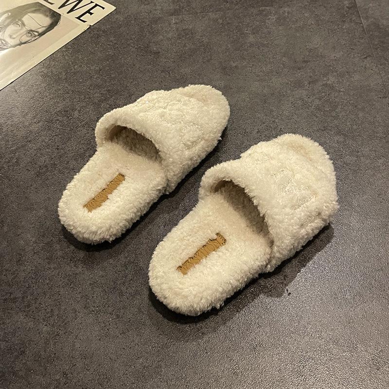 

Высококлассные буквенные пушистые тапочки для женщин летом 2025 года, новые модели можно носить на улице, удобные толстоподошвенные тапочки на платформе с одним ремешком 41