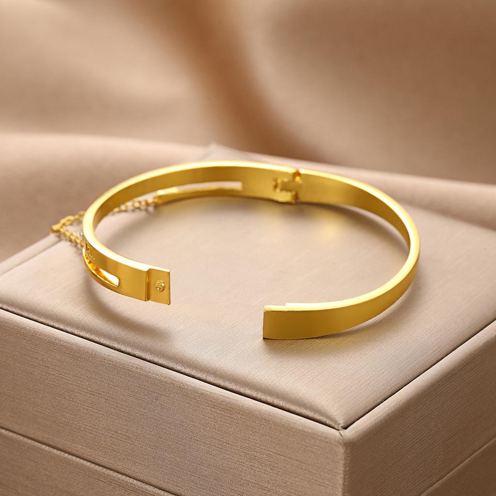 European Beautiful Women's Heart Bracelet Roman Numerals Love Pendant Fashion Versatile Personality Bracelet Jewelry Gift Bracelet