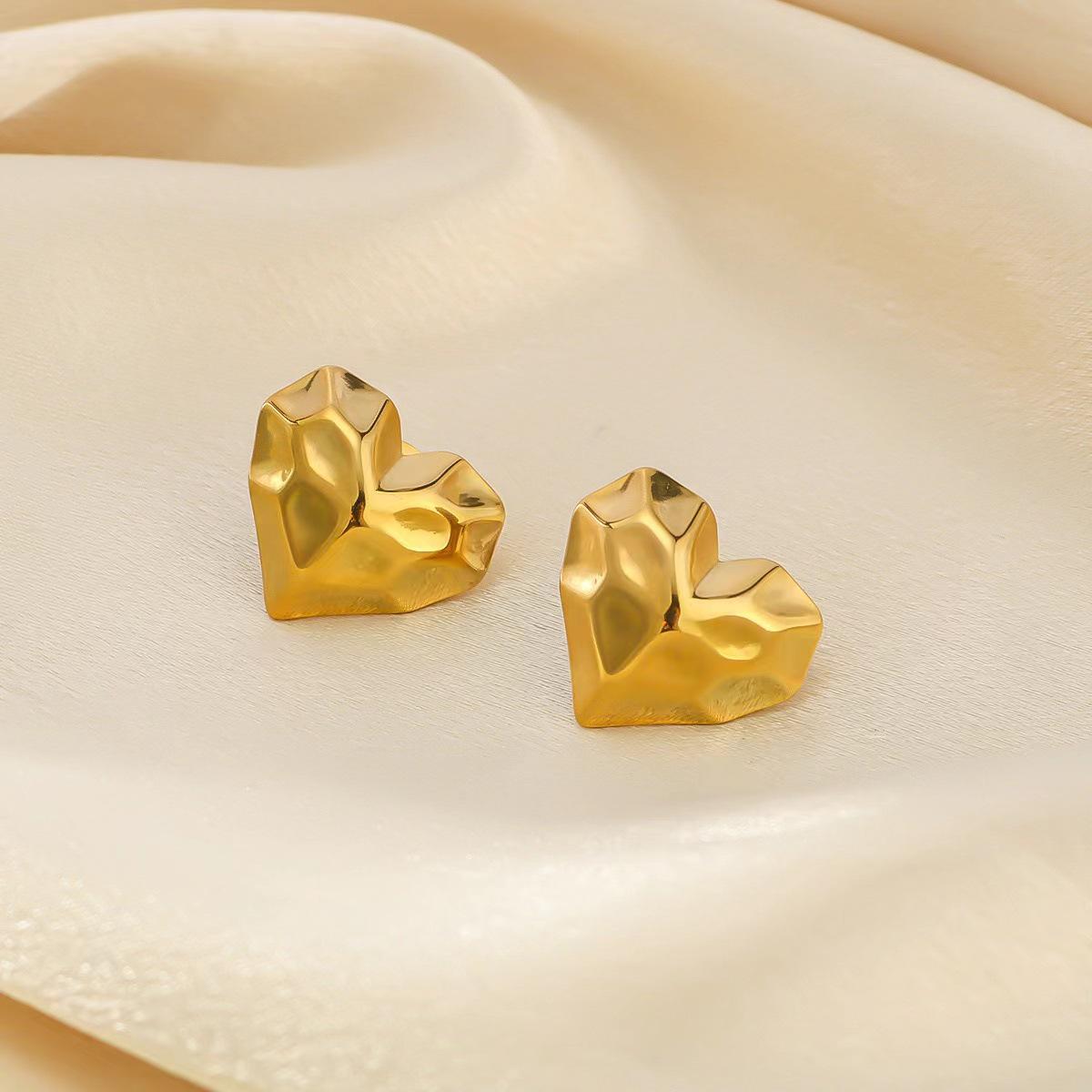18K Gold-Plated Faceted Heart Stud Earrings in Diamond Pattern Stainless Steel.