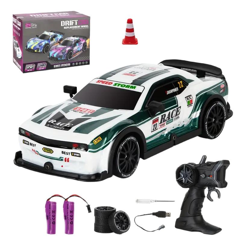 

1:Дрифт-машина 4WD масштаба 1/20 с дистанционным управлением, со светодиодной подсветкой, двумя комплектами шин и реалистичным черно-зеленым камуфляжным дизайном - вид сверху зелёный