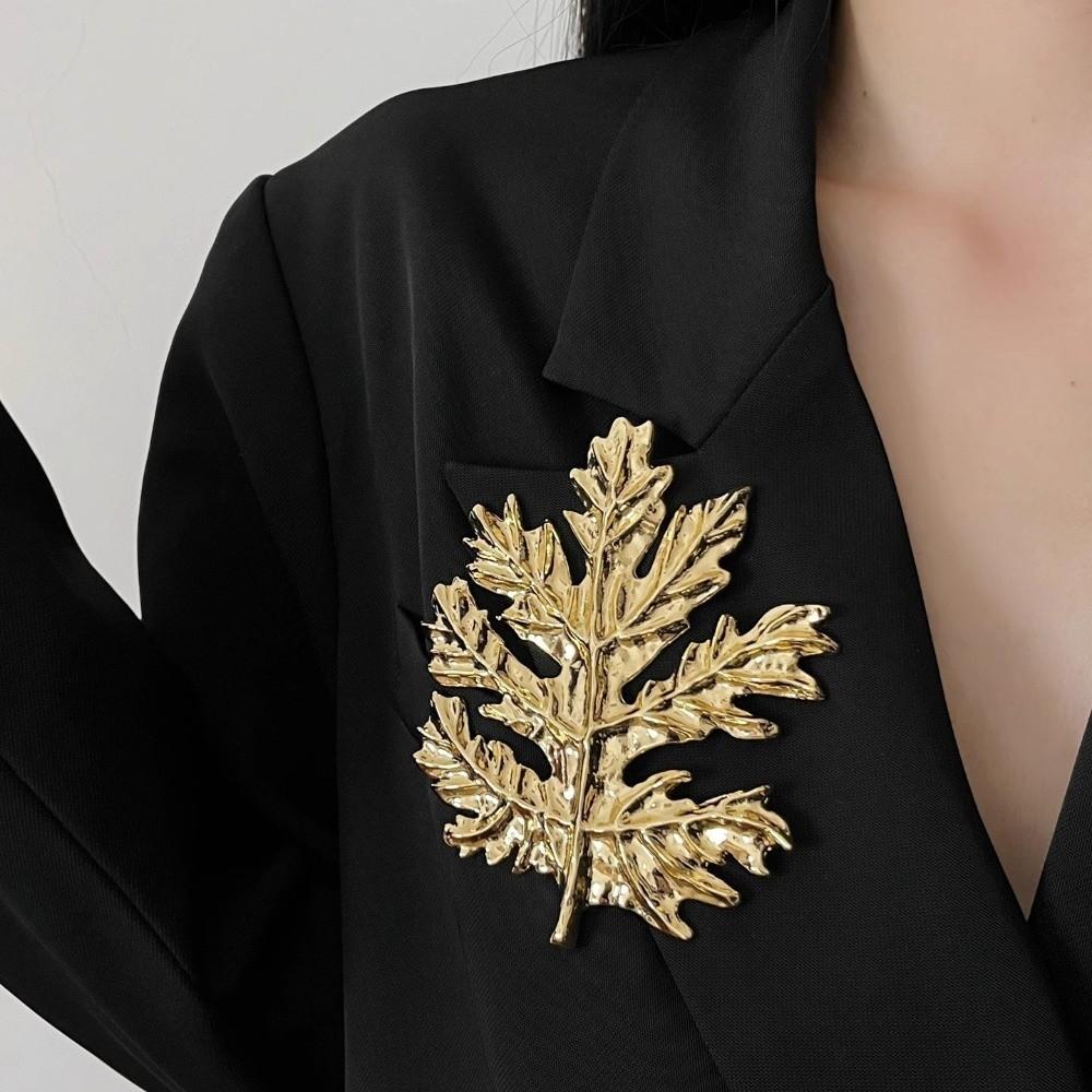 Vintage Long Leaf Pin Corsage Ornament Metal Glossy Brooch Maple Leaf Brooch  Western-style Clothes