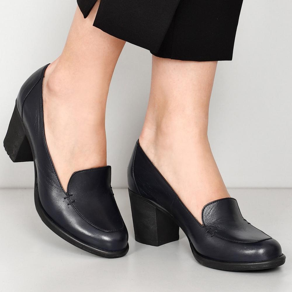 

Темно-синяя антикварная женская обувь из натуральной кожи с круглым носком и толстой резиновой подошвой на среднем каблуке