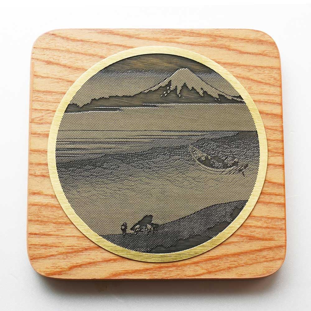 

Подставка под кружку Yamaco из латуни в стиле укиё-э с деревянной подставкой, квадратная, вишня (Река Тамагава и гора. Фудзи), 9x9xВ0.7см, 16271