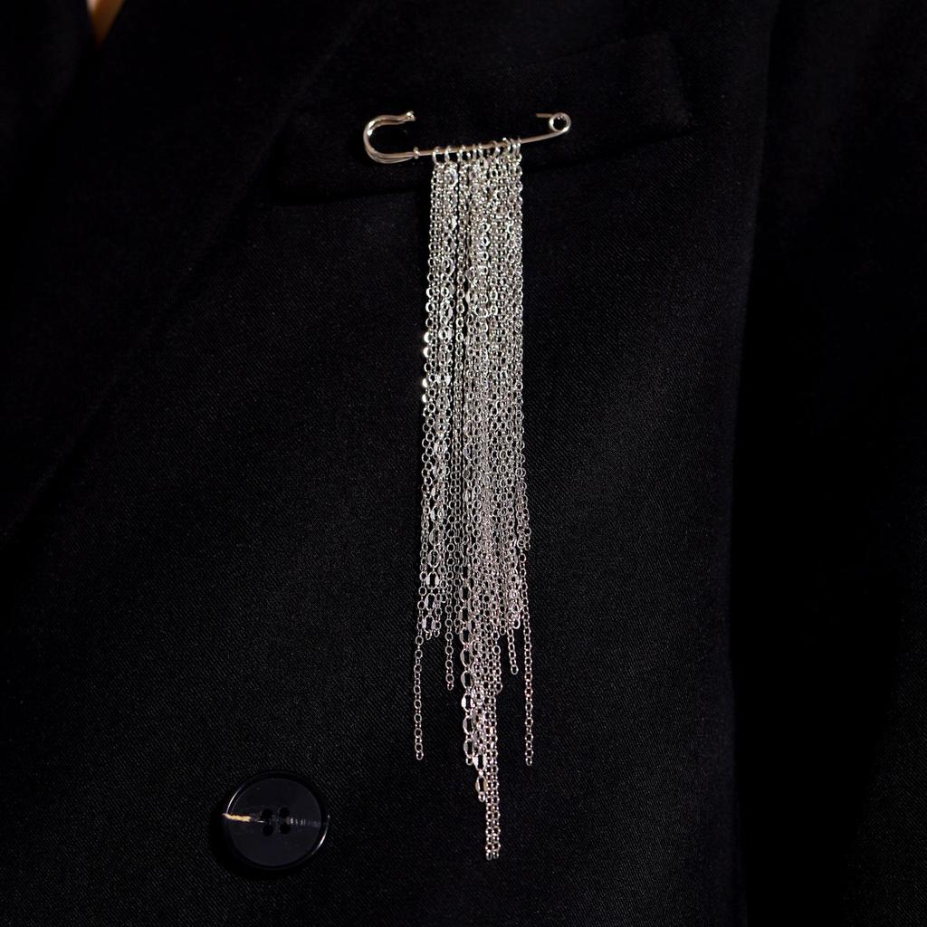 Minimalist Cross Jewelry Paperclip Chain Brooch—Unisex Punk Hip Hop Heart Pin with Tassel for Suits