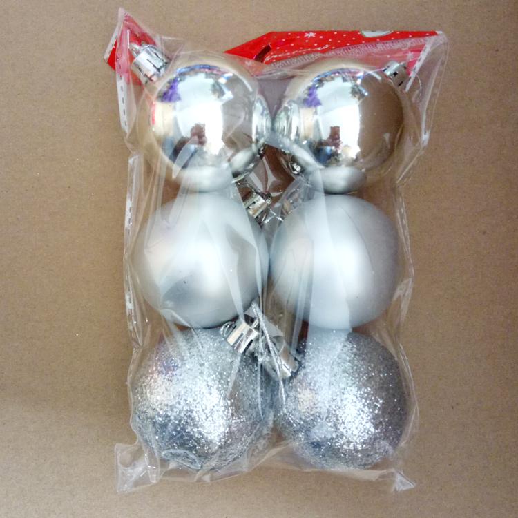 Weihnachtsbaum Ornamente: 6 galvanisierte Dekorationskugeln (7cm, 5cm) in Gold, Silber, Rot und Blau.