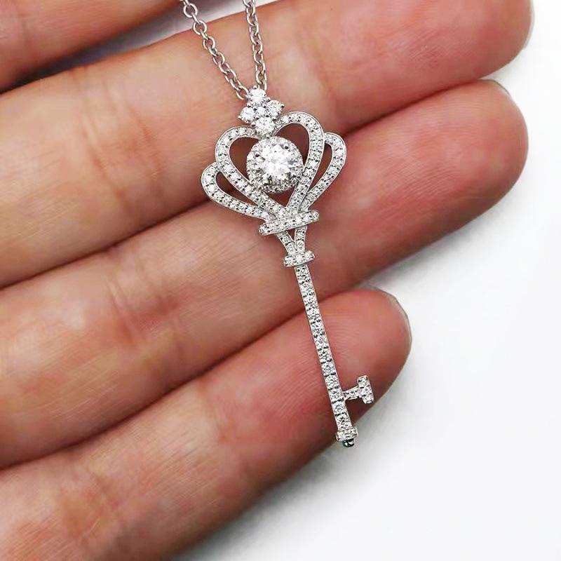 Elegant Crown Key Necklace for Women – Minimalist Clavicle Chain with Internet Celebrity Style