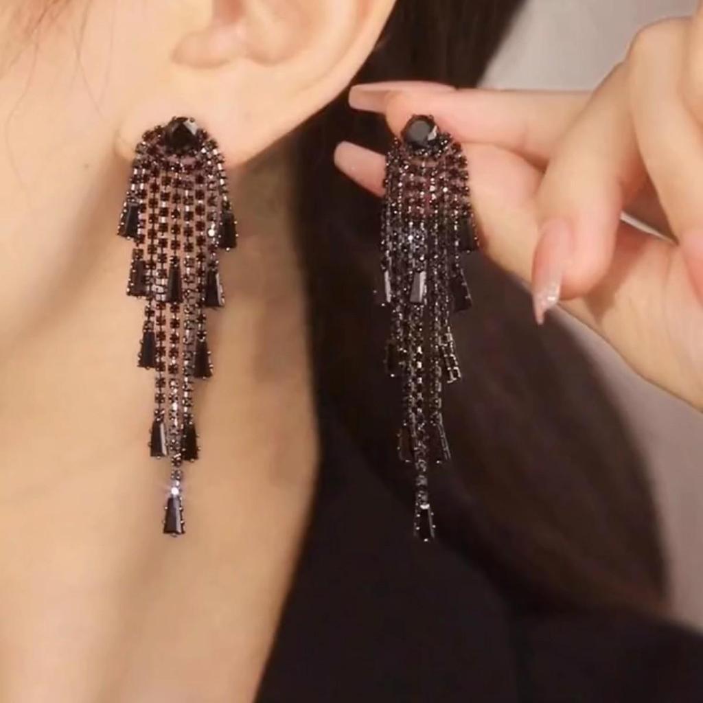 High-End Heart Tassel Earrings: Slimming, Long Dangle for Round Faces - Luxurious and Niche Design