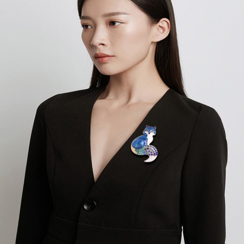 Stylish Foxes Brooch Cartoon Animal Lapel Pins Luxury Corsage For Women Versatile Shiny Corsage Clothing Accessories Gifts