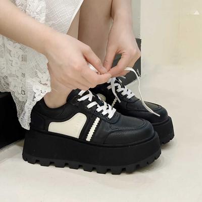 Läder höst nya retro sneakers svart och vit platåhöjande liten muffinsula skor