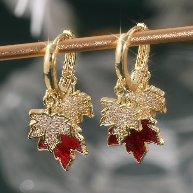 Shine Gold Color Inlaid Cubic Zirconia Copper Dangle Women's Earrings Hand Carved Maple Leaf Earrings Woman Fashion Zircon