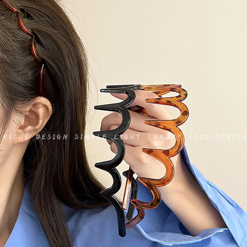 Opaska falowana antypoślizgowa z ząbkami - stylowa, idealna do mycia włosów i twarzy