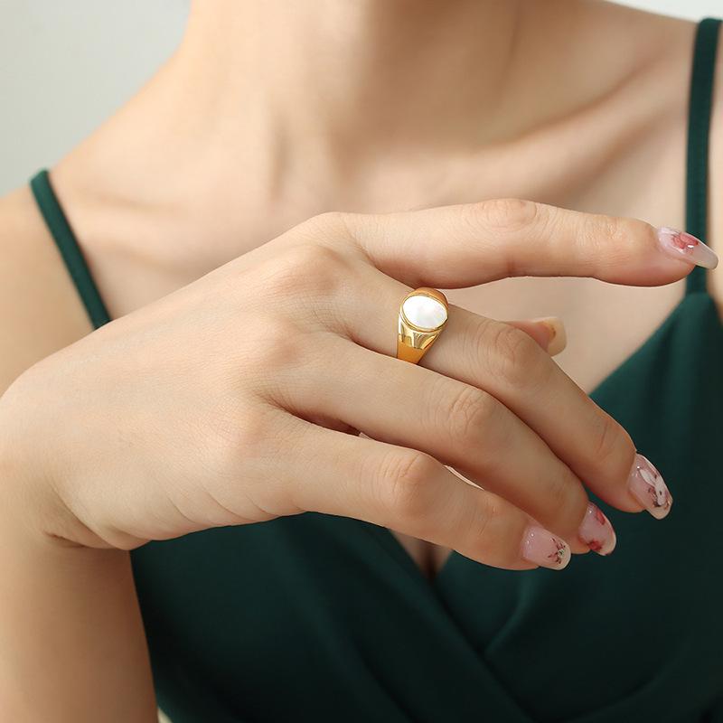 Bague Personnalisée en Acier Titane Plaqué Or avec Nacre Blanche et Zircon - Bijou de Main Résistant à la Décoloration